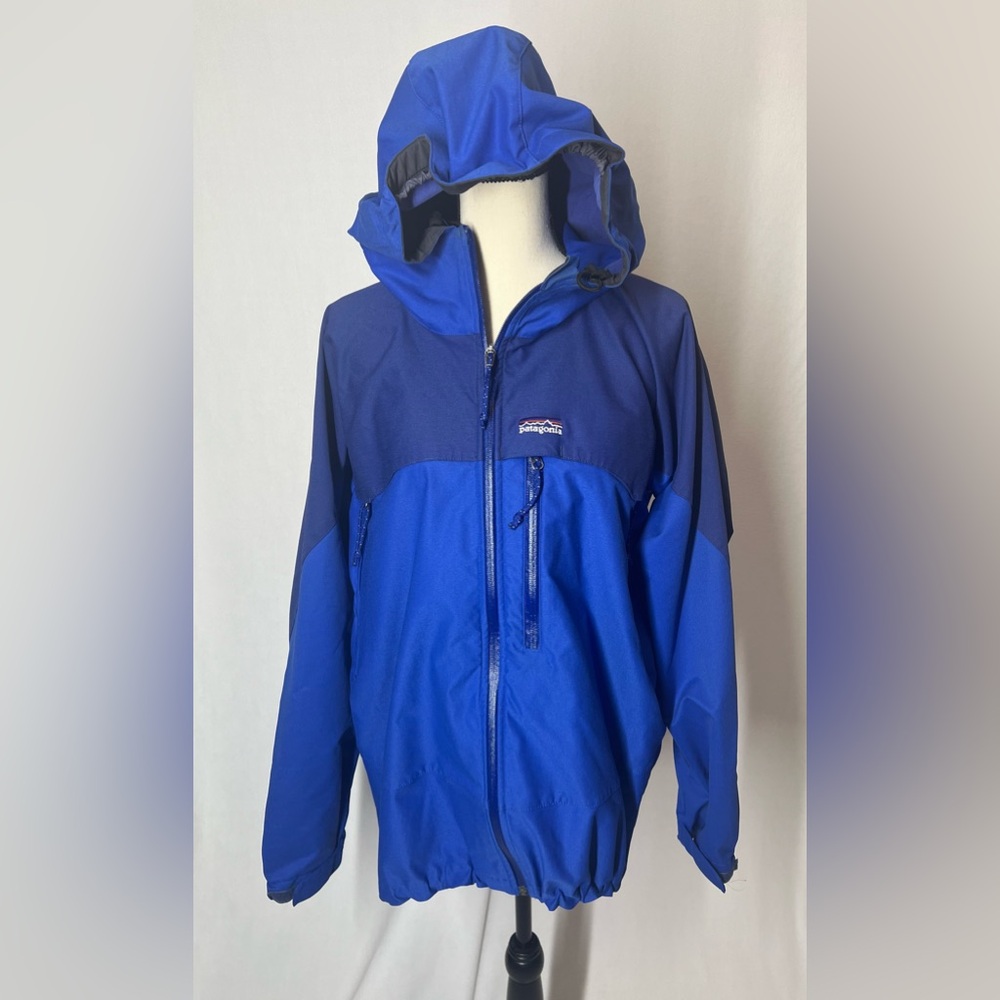 Patagonia men’s Large Jacket Shell. In Excellent Preowned Condition.